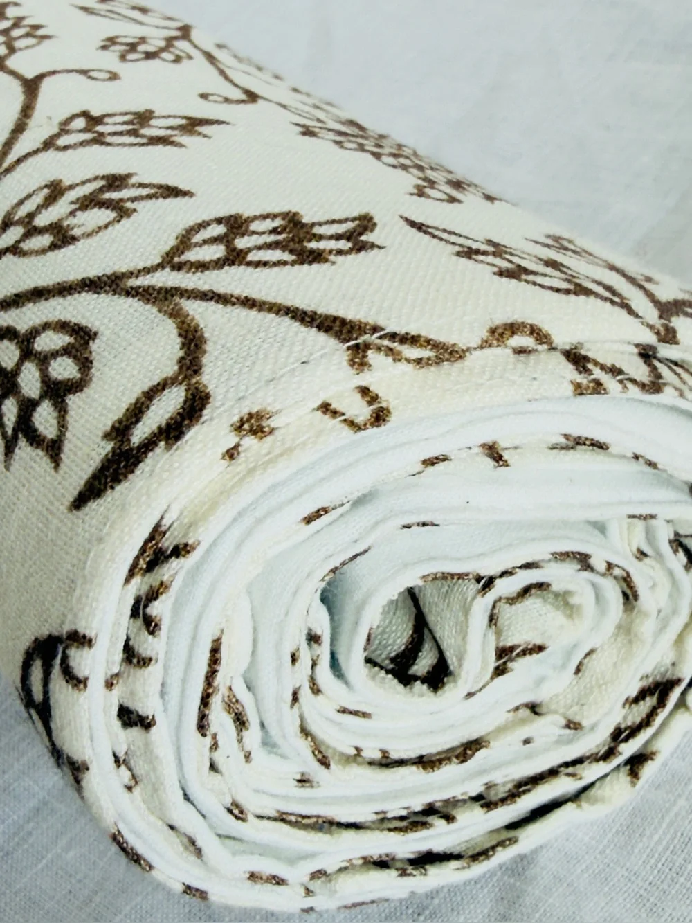 Williams Sonoma Mocha Dahlia, 100% Linen, Table Runner 16”X108”, NWT, Retail $79